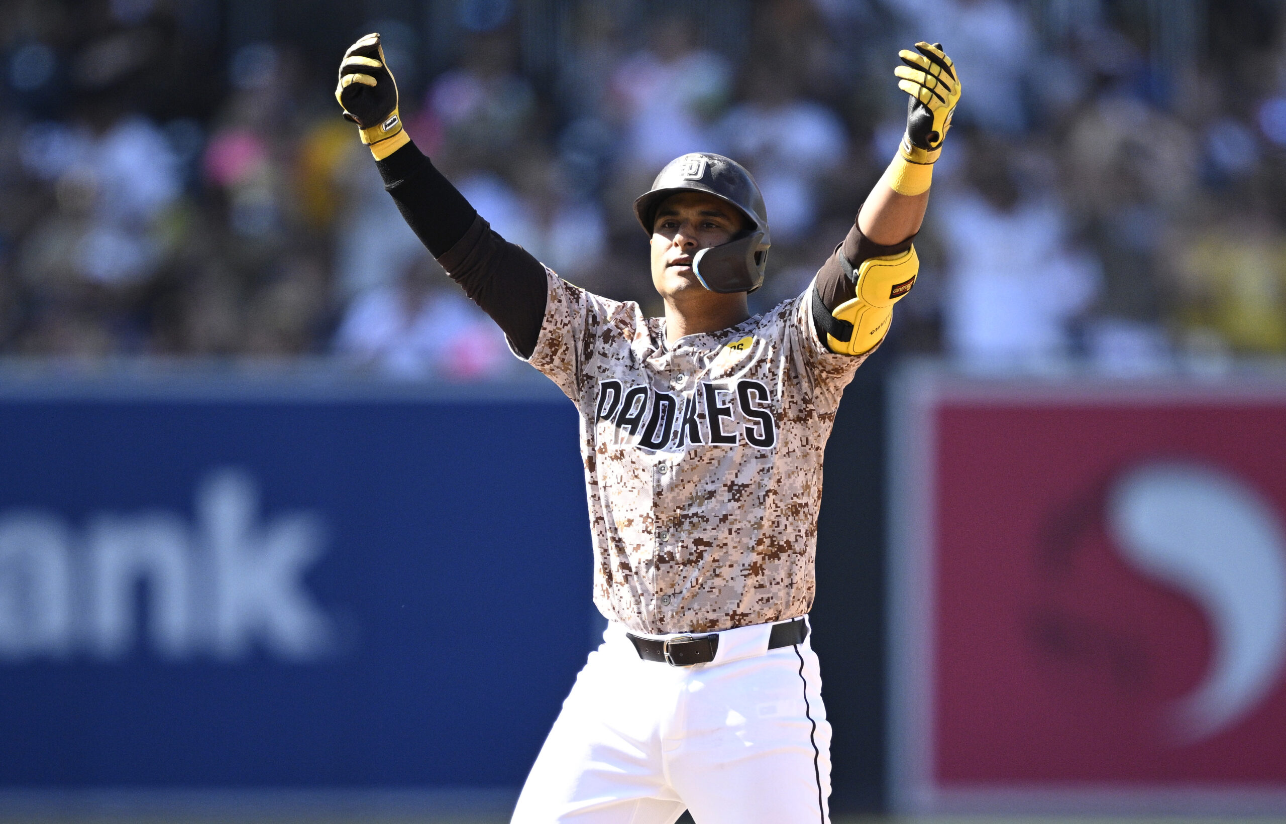 How tall is donovan solano (84) foto